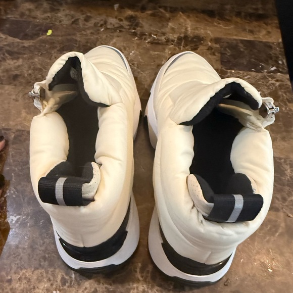 Sorel. KINETIC™ Impact Women's Puffy Zip Waterproof Boot. Chalk/Black. Size 7. - Picture 13 of 15